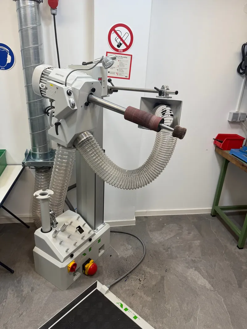 Schleif- und Fräsmaschine für Prothesenschäfte in der SaniTheke-Werkstatt