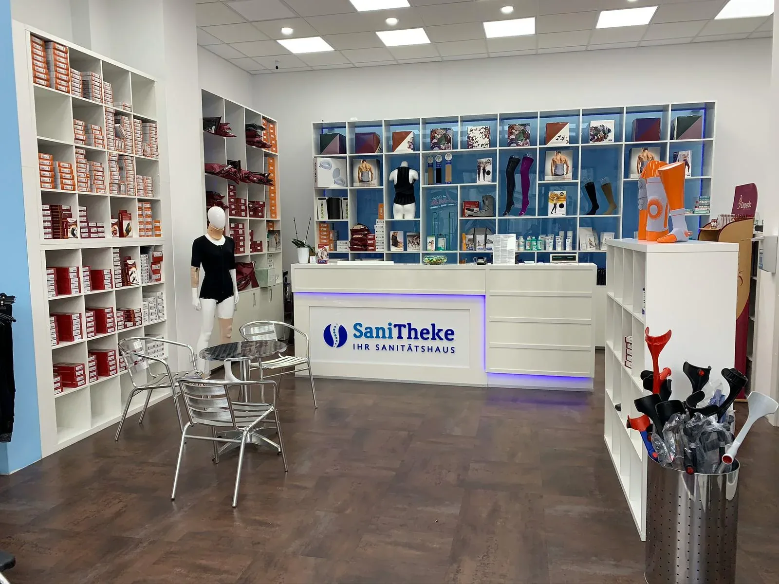 Verkaufsraum der Sanitheke mit Beratungstheke