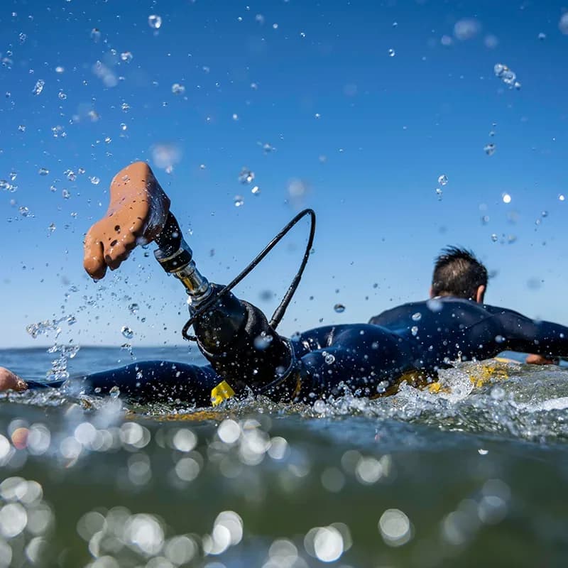 Schwimmer mit Unterschenkelprothese