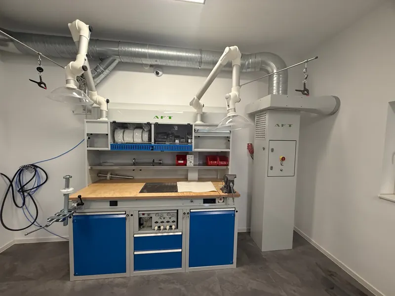 Arbeitsplatz für Orthopädietechnik mit Absauganlage in der SaniTheke-Werkstatt